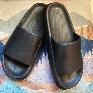 NWOT Sootheez cloud slides, black.